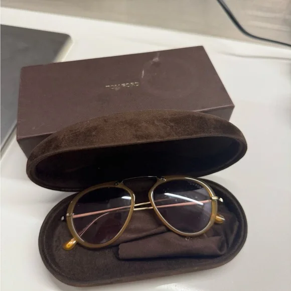 COPY - Tom ford aviator sunglasses with case - Picture 1 of 4
